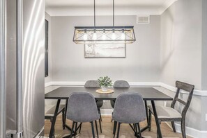 Nhà gỗ phong cách cổ điển, quang cảnh núi | Khu vực ăn uống tại phòng