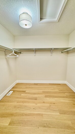 Interior - Comfort Stay Modern Home (Niagara Falls)