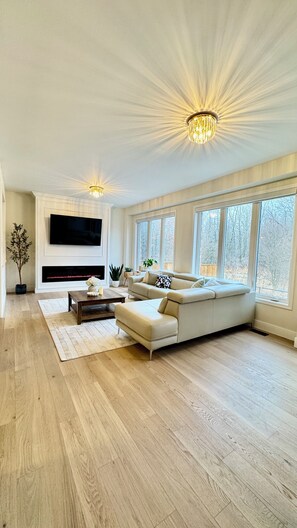 Smart TV, fireplace - Comfort Stay Modern Home (Niagara Falls)