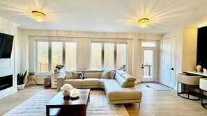 Living area - Comfort Stay Modern Home (Niagara Falls)