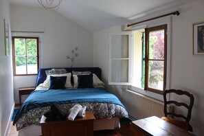 Iron/ironing board, WiFi, bed sheets - Villa with large garden close to shops and 15 minutes from the beach. (Trouville-sur-Mer)