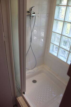 Shower, hair dryer, towels, soap - Villa with large garden close to shops and 15 minutes from the beach. (Trouville-sur-Mer)