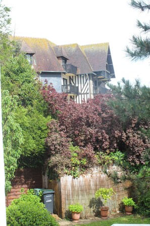 Property grounds - Villa with large garden close to shops and 15 minutes from the beach. (Trouville-sur-Mer)
