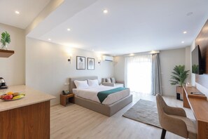 King Suite | Minibar, una cassaforte in camera, una scrivania, tende oscuranti