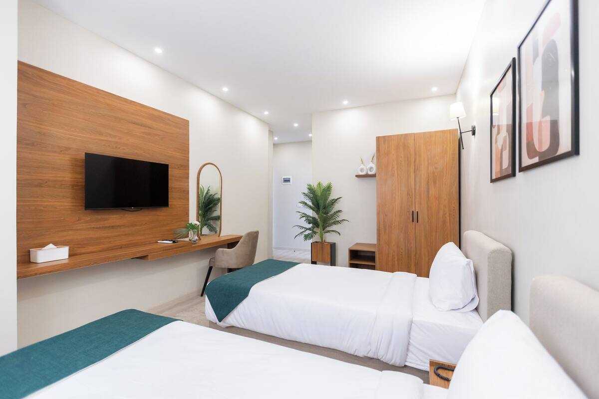 Quarto duplo superior | Frigobar, cofres nos quartos, escrivaninha, cortinas blackout