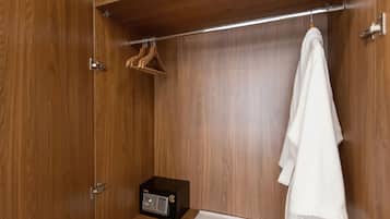 Minibar, pengeskab på værelset, skrivebord, mørklægningsgardiner