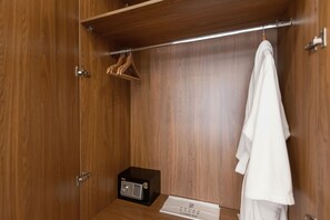 Minibar, caja de seguridad en la habitación y escritorio