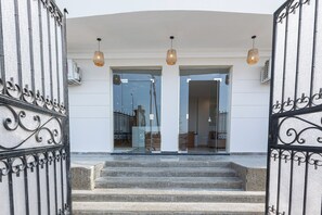 Vista frontal de la propiedad