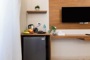 خزنة داخل الغرفة ومكتب وستائر تعتيم وواي فاي مجانًا