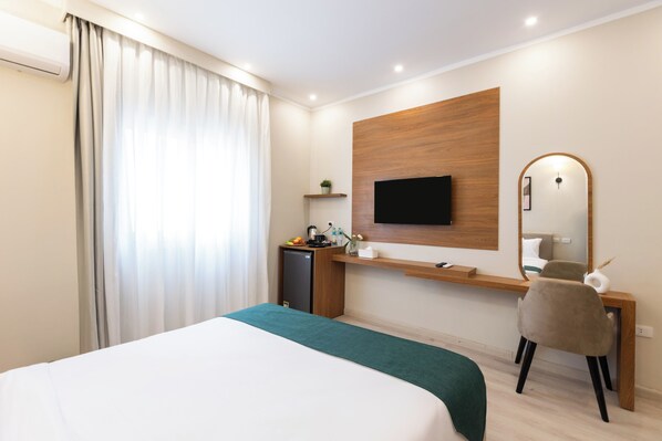 Habitación doble estándar | Minibar, caja de seguridad en la habitación y escritorio