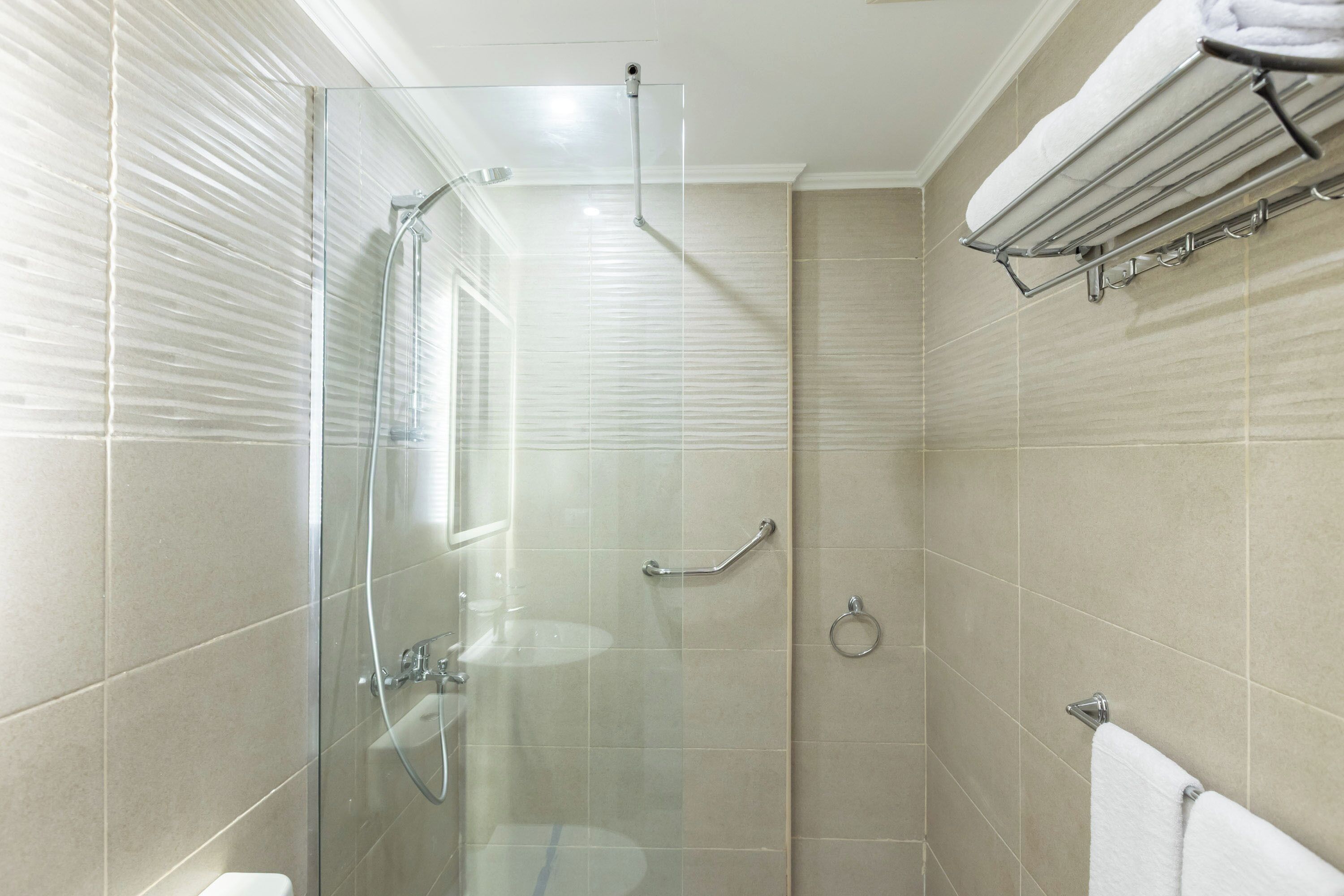 Kamar Double Standar | Kamar mandi | Shower, perlengkapan mandi gratis, handuk, dan sabun