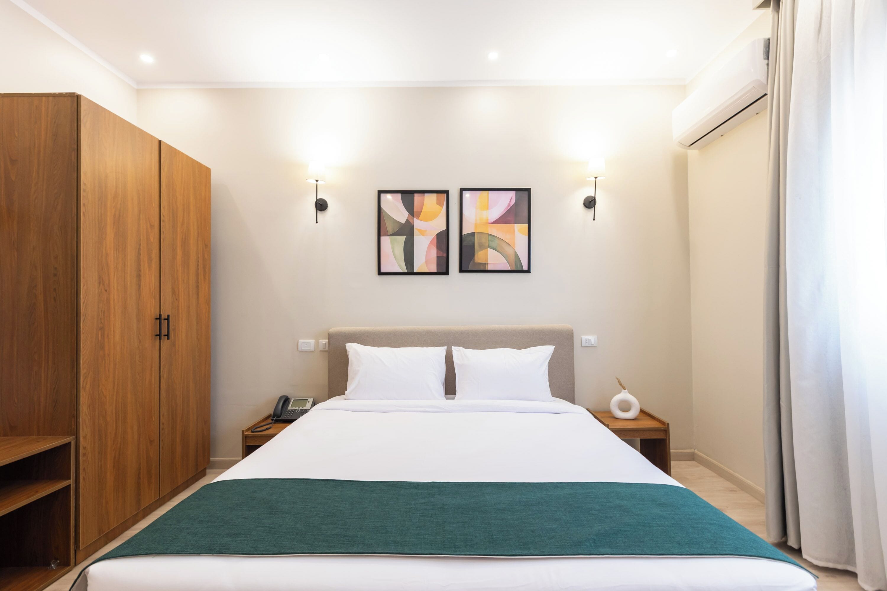 Frigobar, cofres nos quartos, escrivaninha, cortinas blackout