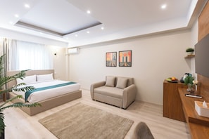 Minibar, in-room safe, desk, blackout drapes - Seven Stays New Cairo (New Cairo)