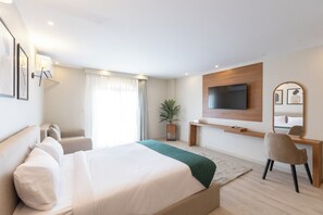 King Suite | มินิบาร์, ตู้นิรภัยในห้องพัก, โต๊ะทำงาน, ผ้าม่านกันแสง