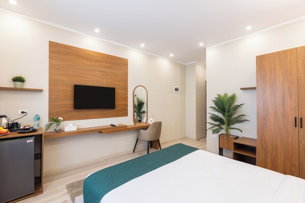 خزنة داخل الغرفة ومكتب وستائر تعتيم وواي فاي مجانًا