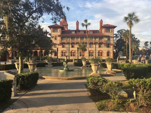 Beachfront Paradise! 3 Bedrooms with hot tub and dog friendly!