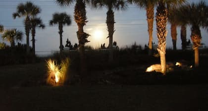 Beachfront Paradise! 3 Bedrooms with hot tub and dog friendly!