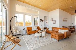 Smart TV - NEW Luxury Modern Home, Fenced Property w Hot Tub, Pool, Outdoor Shower, Arcade (Joshua Tree)