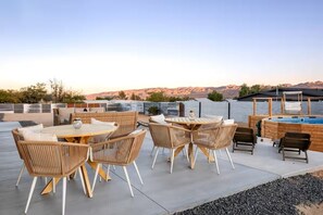 Outdoor dining - NEW Luxury Modern Home, Fenced Property w Hot Tub, Pool, Outdoor Shower, Arcade (Joshua Tree)