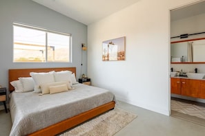 2 bedrooms, iron/ironing board, WiFi, bed sheets - NEW Luxury Modern Home, Fenced Property w Hot Tub, Pool, Outdoor Shower, Arcade (Joshua Tree)