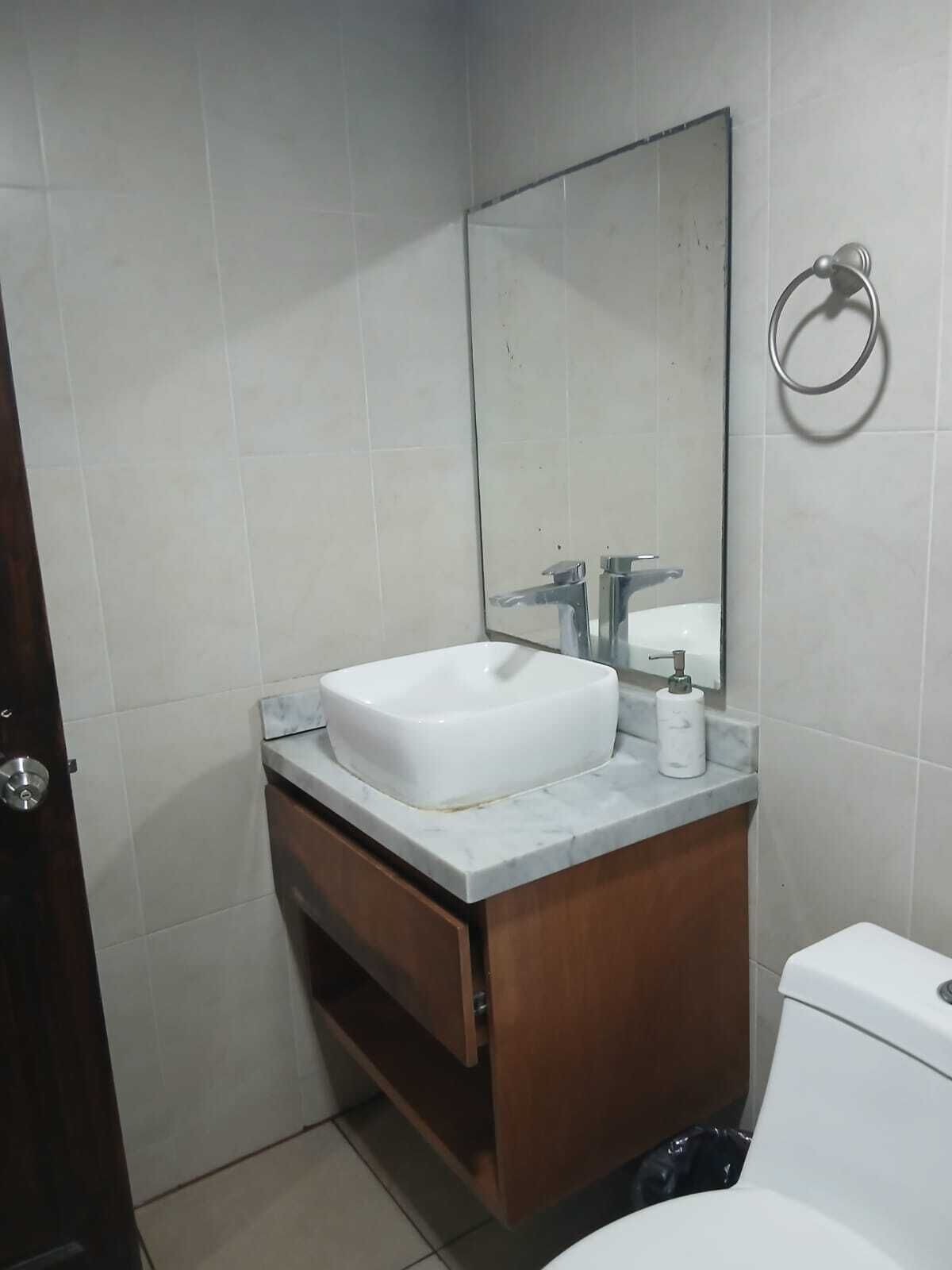 ヘアドライヤー、タオル、石鹸、トイレットペーパー