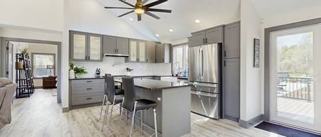 Refrigerador, microondas, placa de cocina, lavavajillas