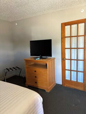 Deluxe Suite | Desk, laptop workspace, soundproofing, iron/ironing board - Simply Home Inn & Suites (Robinson)