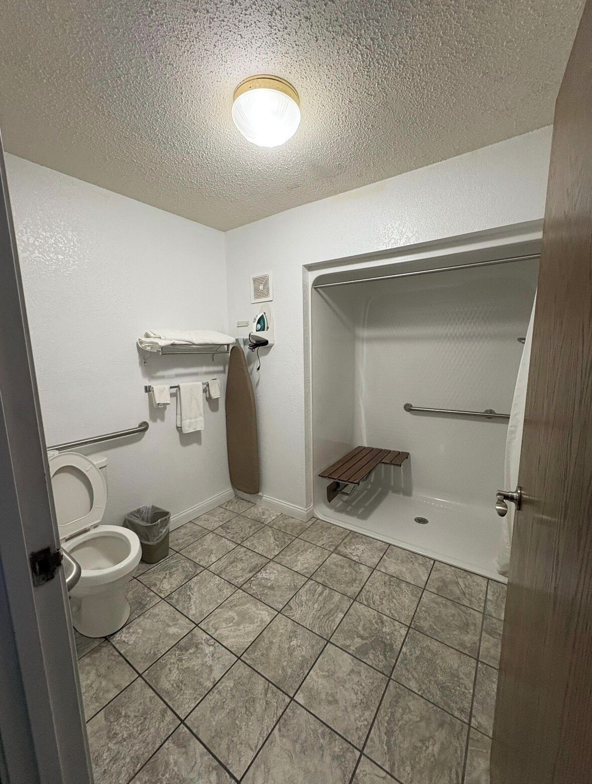Un baño con inodoro, ducha y lavamanos.