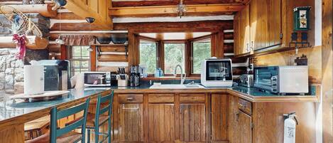 Réfrigérateur, micro-ondes, plaque de cuisson, cafetière/bouilloire