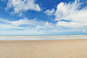 On the beach - Sweeping View, Luxe Perks: Suntide III - Unit 708 (South Padre Island)