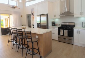 Microwave, oven, stovetop, dishwasher - Welcoming 3-bedroom house with AC in Sosúa beach town (Sosúa)