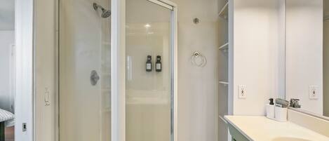 Serviettes fournies, savon, papier de toilette