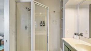 Pyyhkeet, saippua, vessapaperi