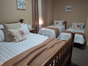 Iron/ironing board, WiFi, bed sheets - Loxton Holiday Home Pet Friendly, short 350m walk to shops, cafes, hotel & river (Loxton)
