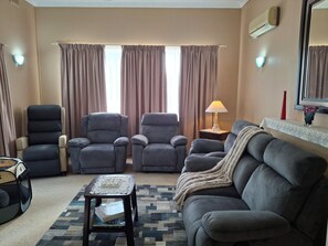 TV - Loxton Holiday Home pet friendly in the heart of Loxton. 5 minutes walk to shops (Loxton)
