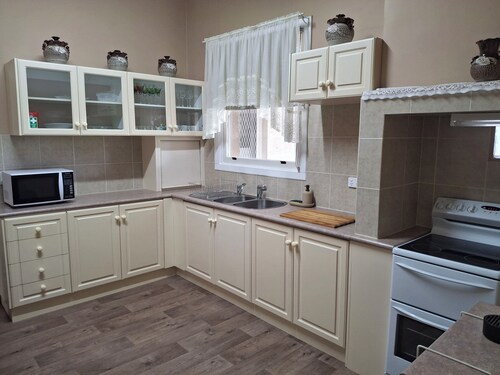 Loxton Holiday Home Pet Friendly, 350m walk to shops & river, wheelchair access.