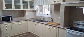 Loxton Holiday Home Pet Friendly, 350m walk to shops & river, wheelchair access.