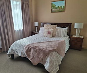 4 bedrooms, iron/ironing board, free WiFi, bed sheets