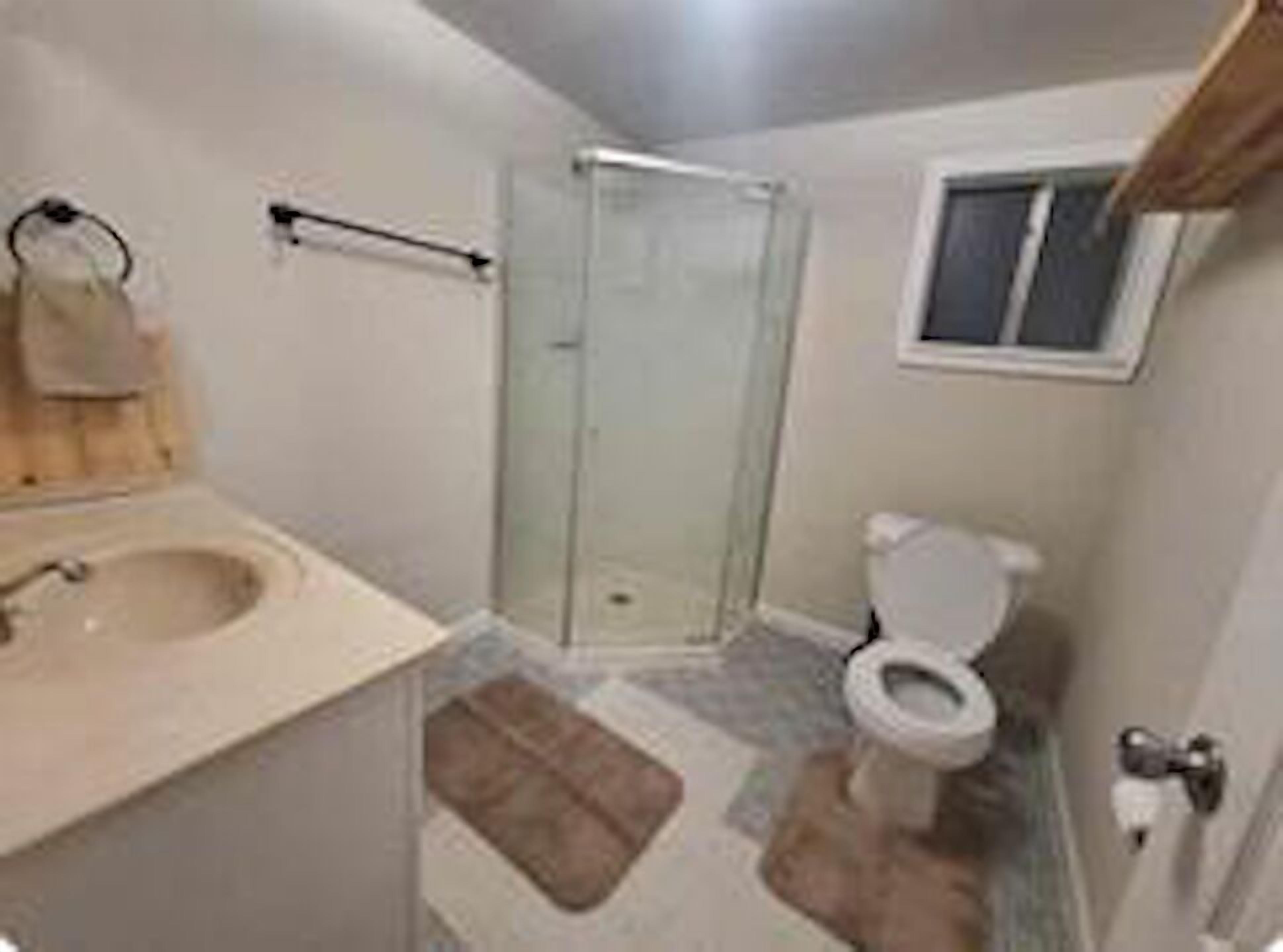 Suihku, hiustenkuivaaja, pyyhkeet, saippua