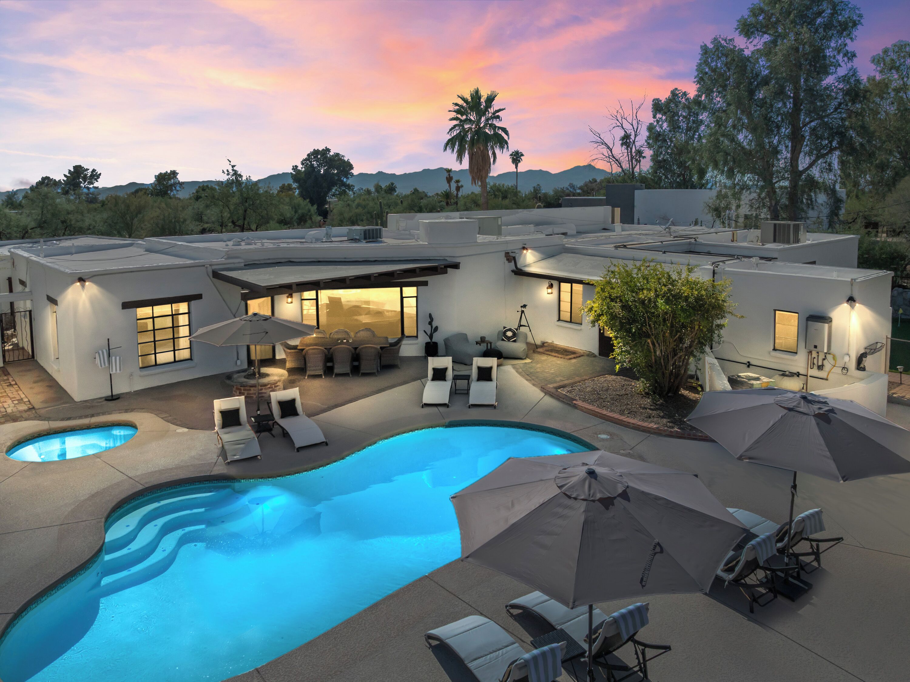 Utendørsbasseng og et oppvarmet basseng