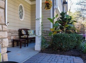 Terrace/patio - 3BR Sleeps 10 w/King Beds, Artful Design & Central (Raleigh)