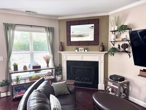 Una Smart TV, una chimenea, libros