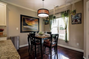 Dining - 3BR Sleeps 10 w/King Beds, Artful Design & Central (Raleigh)