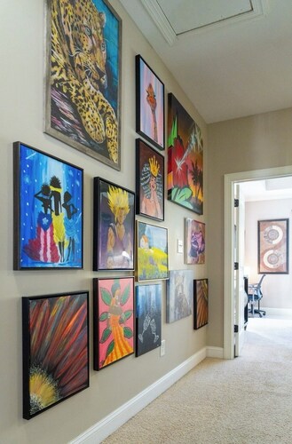 3BR Sleeps 10 w/King Beds, Artful Design & Central