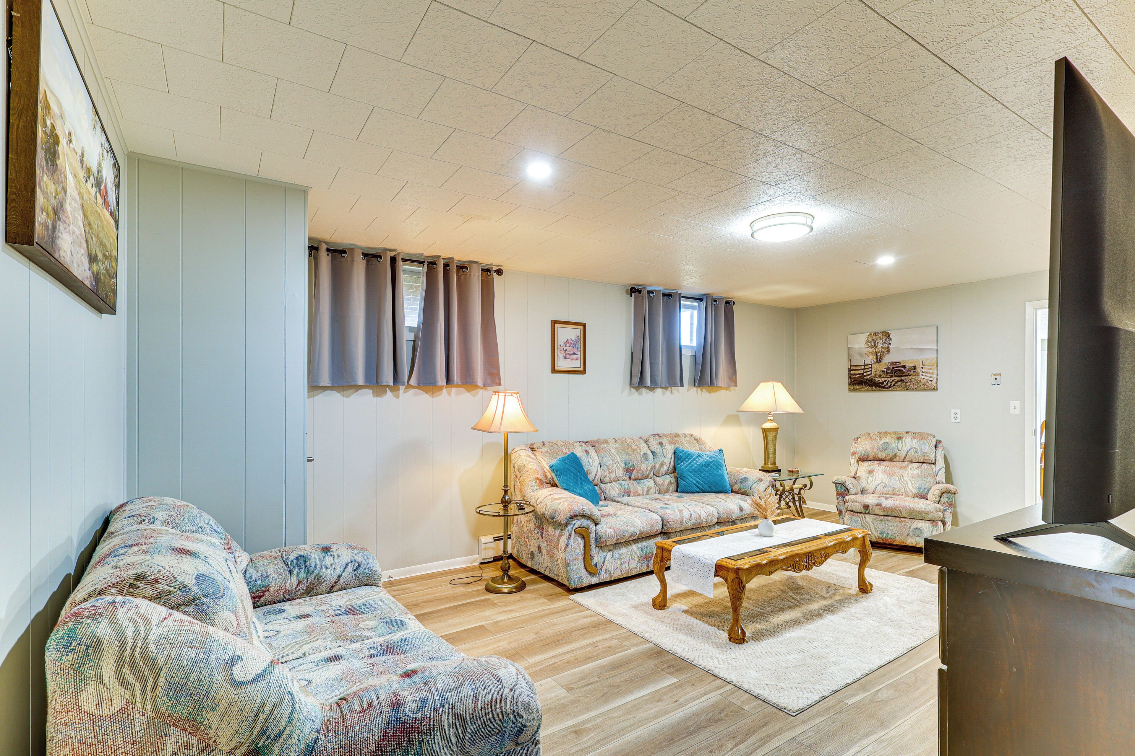 Una televisión, una chimenea, libros, un reproductor estéreo