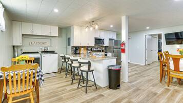 Kühlschrank, Mikrowelle, Herdplatte, Geschirrspüler