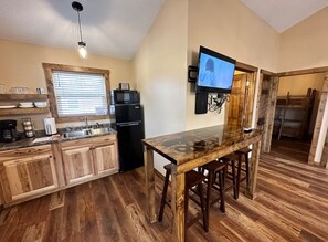 Refrigerador, microondas, cafetera y tetera y tostadora