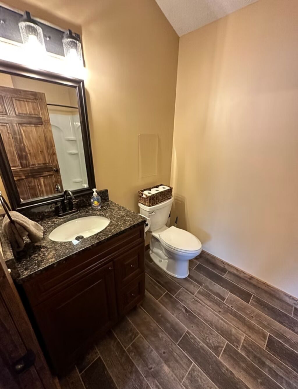 Douche, serviettes fournies, papier toilette