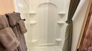 Ducha, toallas y papel higiénico