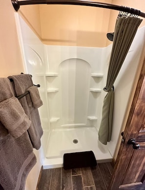 Dusche, Handtücher, Toilettenpapier